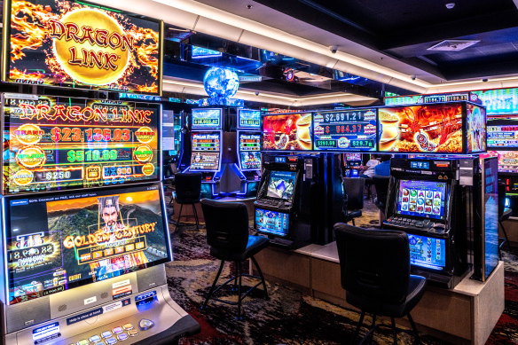 Unions say Minns government must slash pokie numbers in clubs, pubs